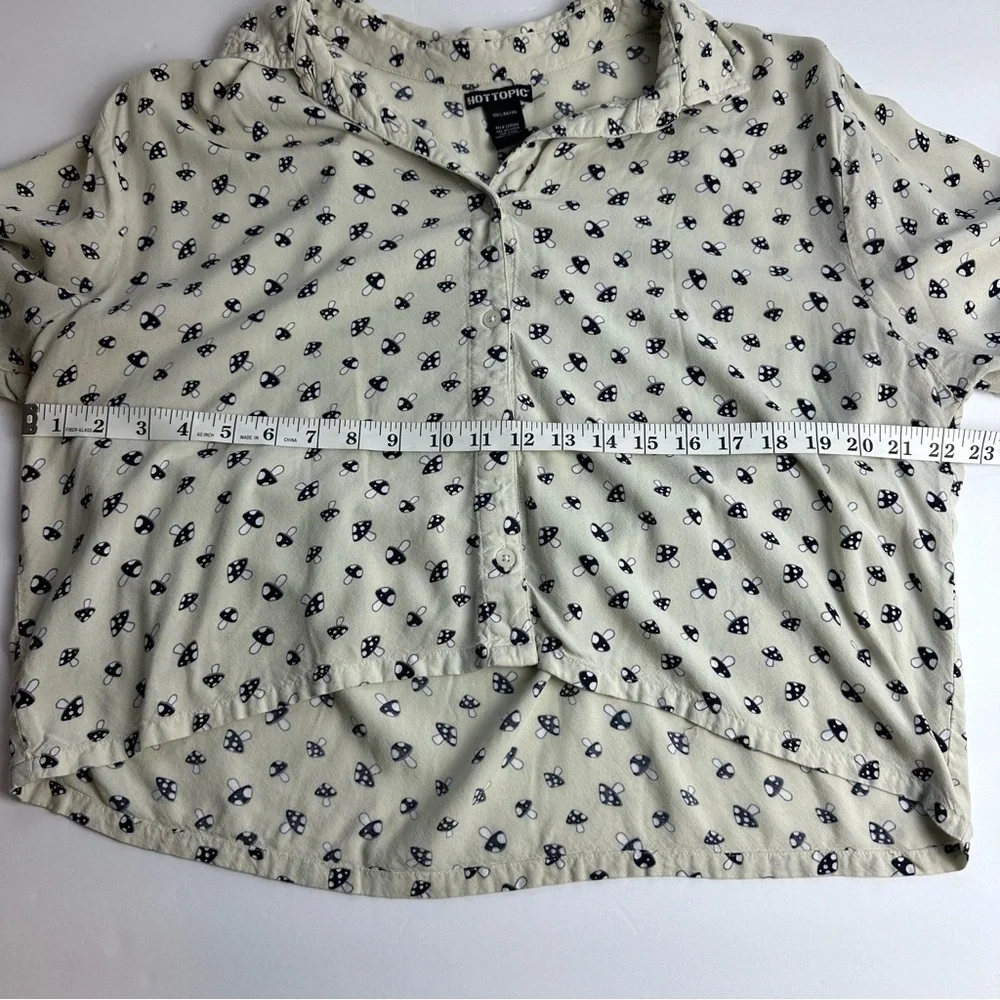 Hot Topic Mushroom Button Up Women's Size 1 Waist Length Crop Top Boxy Curvy - Picture 3 of 8